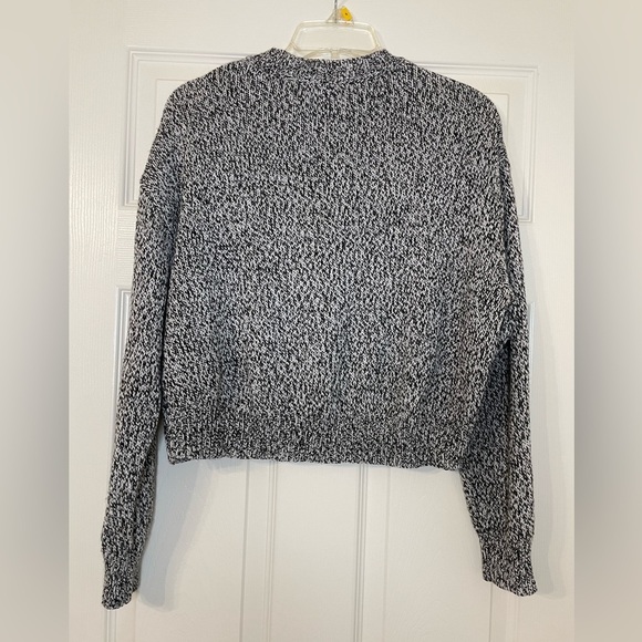 ✨5 for $15✨ H&M cropped sweater - Picture 2 of 5